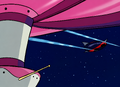 La soucoupe amirale peut envoyer des rayons destructeurs (épisode 9).